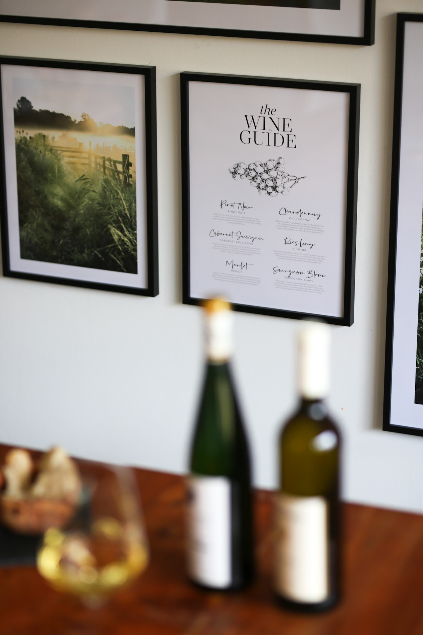 Mediterranes Flair im Esszimmer mit der Bilderwand von Poster Store Mosel Wein Bilder Toskana Fotos