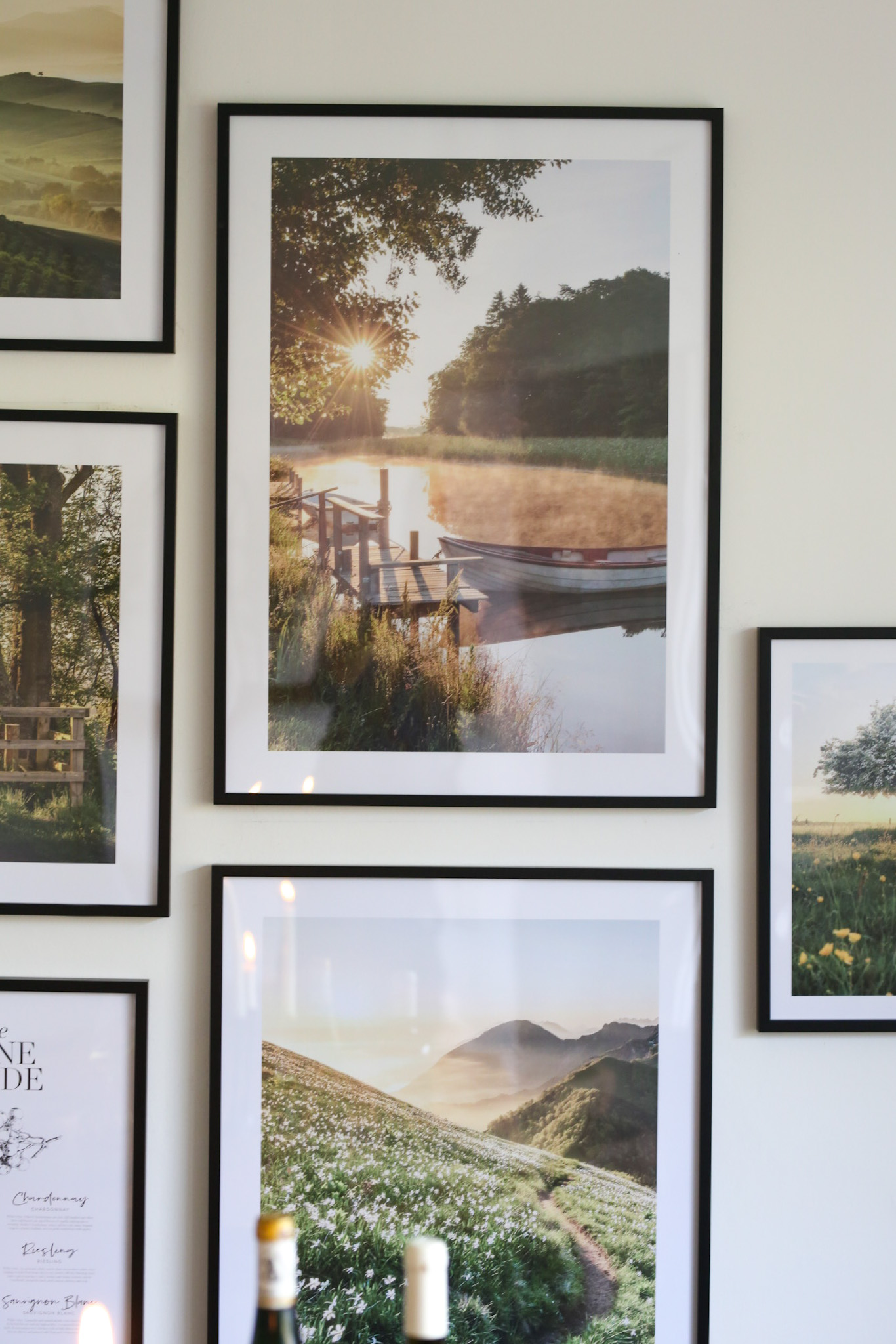 Mediterranes Flair im Esszimmer mit der Bilderwand von Poster Store Mosel Wein Bilder Toskana Fotos