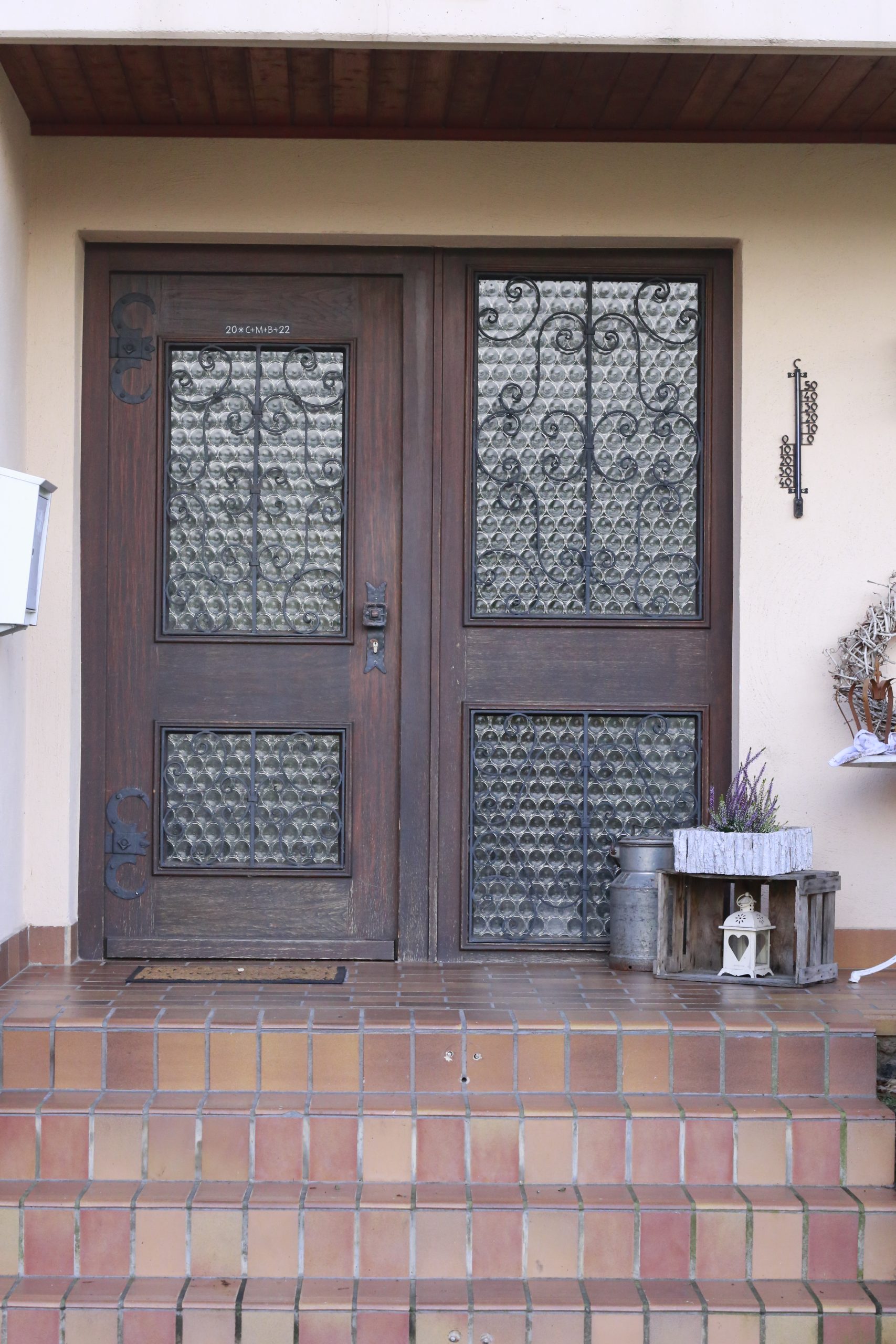 DIY Upcycling unserer alten Haustüre streichen und Isolierglas #haustür #door #upcycling #misspompadour #graumitleinen #diy #inneneinrichtung #einrichtungsideen #hausbau #sanieren
